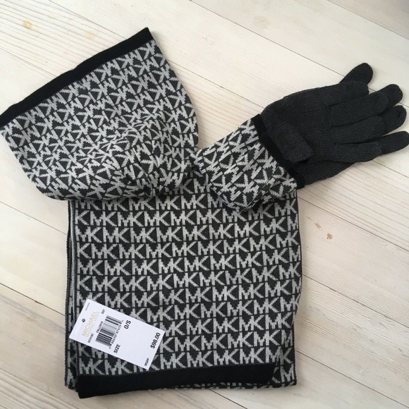 NWT🌸 Michael Kors Gift Set: Muffler, Hat, & Glove - Picture 3 of 4